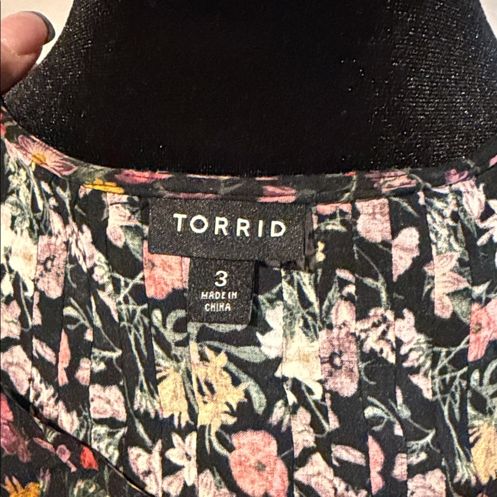 torrid Black Floral Scoop Neck Blouse - Picture 4 of 4